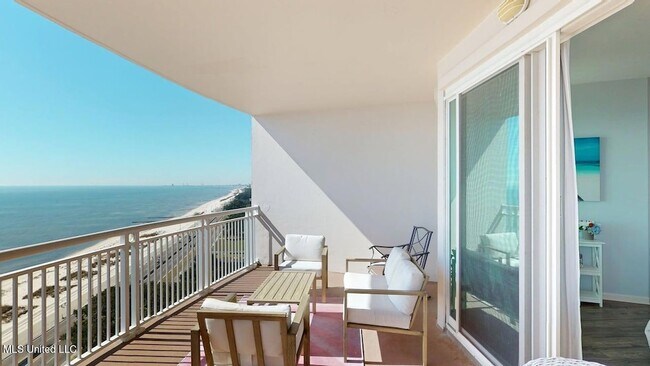 Building Photo - 2228 Beach Dr