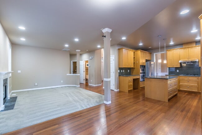 Building Photo - Spacious 4-Bedroom Haven in Kent with 2.5 Bathrooms and 2,570 Sq Ft of Comfort!