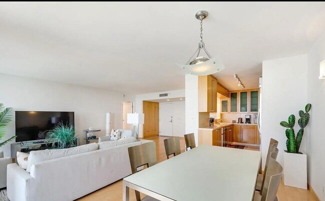 Building Photo - "Chic Santa Monica Oasis: 1-Bedroom Furnis...