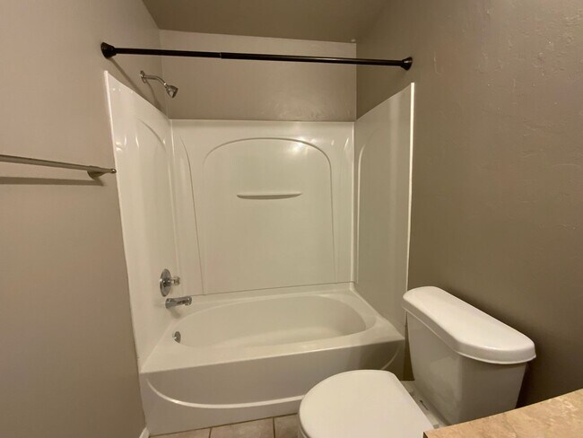 Building Photo - 3 bedroom 2 bath - SW OKC