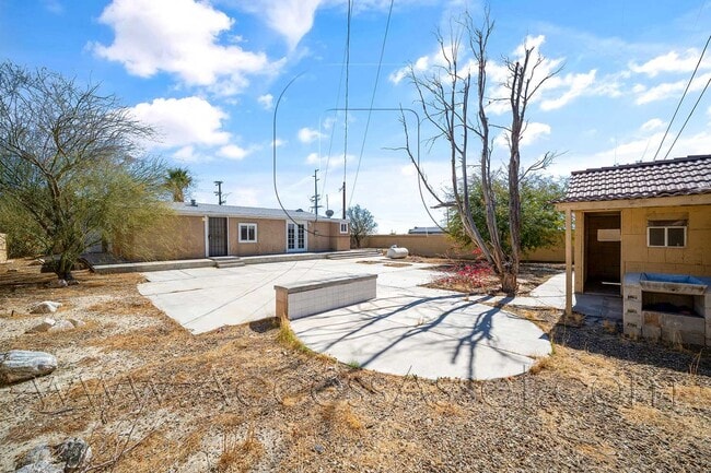 Building Photo - Charming 4 Bed/2.5 Bath Home With Spacious Backyard And Gated Entrance!
