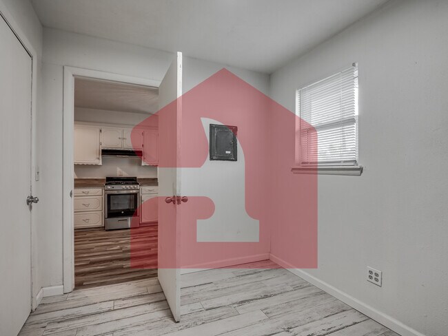 Building Photo - 224 W 5th St