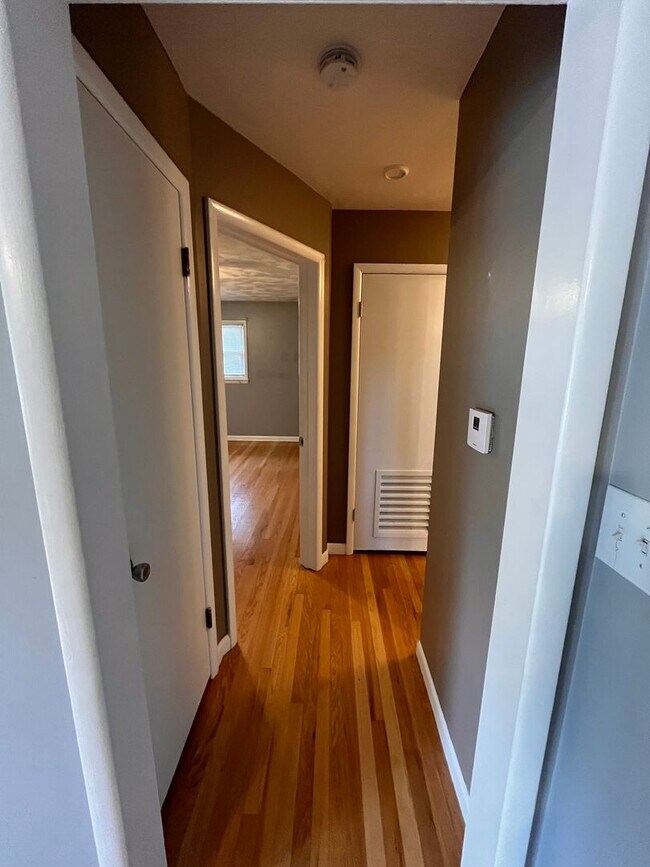 Building Photo - Upgraded 3 bed 2 bath large backyard