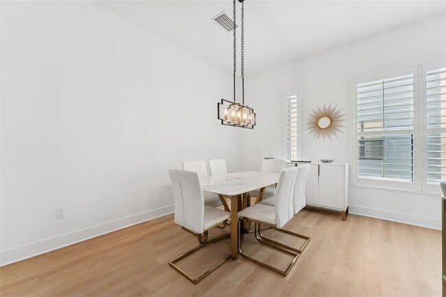 Building Photo - 4810 W McElroy Ave