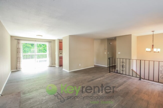 Building Photo - Spacious 4 Bedroom with Open Floor Plan and AC