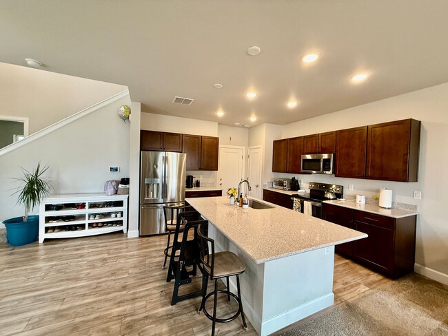 Building Photo - Beautiful Modern 3-Bedroom, 2.5 bath Townh...