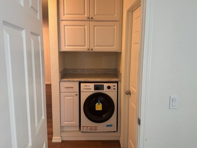 Building Photo - 2 Bedroom, 1 bath condo with washer/dryer, garage, parking, pool