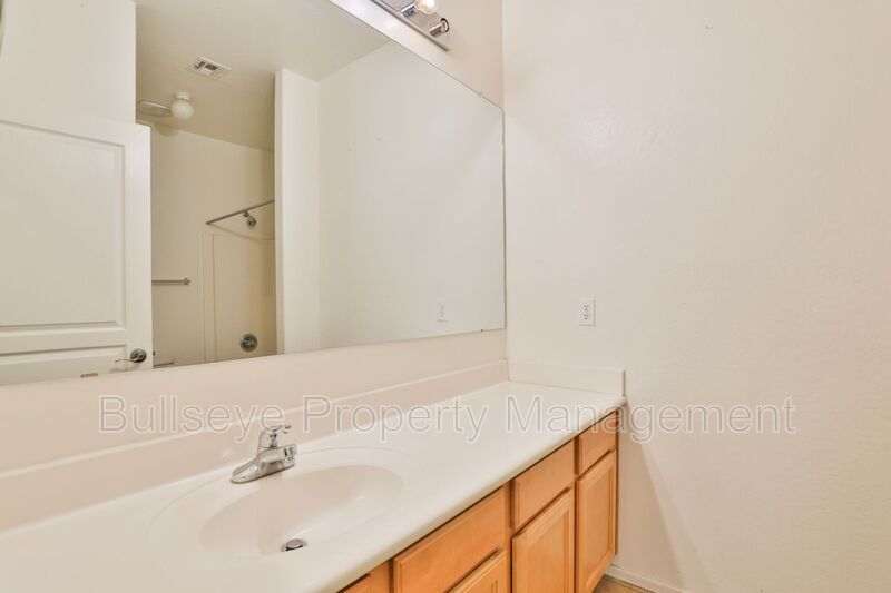 Building Photo - 11547 E Sylvan Ave