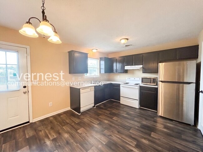 Building Photo - 2-Bed/1.5-Bath Town Home/Available Now!