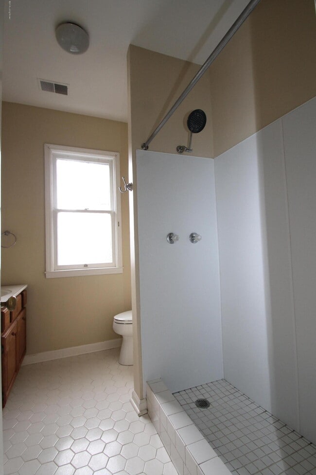 Building Photo - 2914 Frankfort Ave