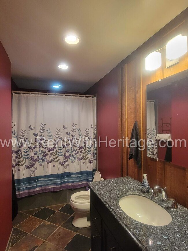 Building Photo - Charming Cabin Style Home on 1.3 Acres / F...