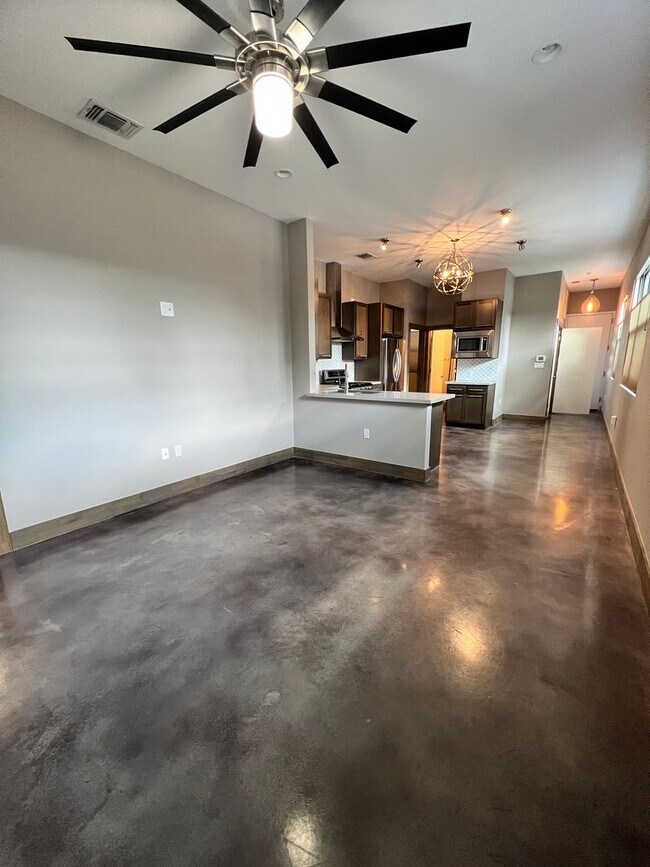 Building Photo - Gorgeous Condo minutes from The Pearl