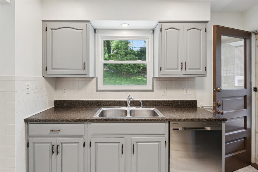 Building Photo - 4125 Tuxey Ave