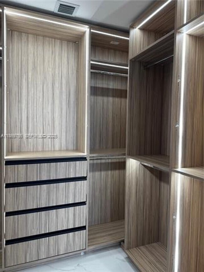 Building Photo - 700 NE 24th St