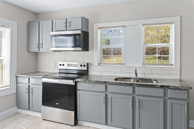 Building Photo - **Move in ready 3/2 Single Family home 32208