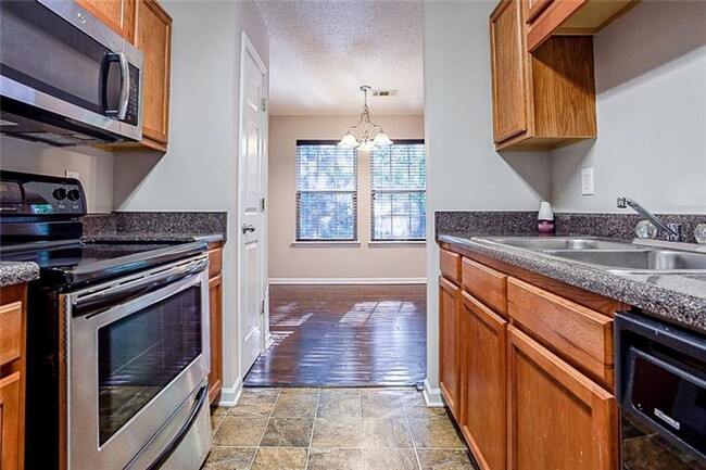 Building Photo - Spacious townhome minutes from Midtown Atl...