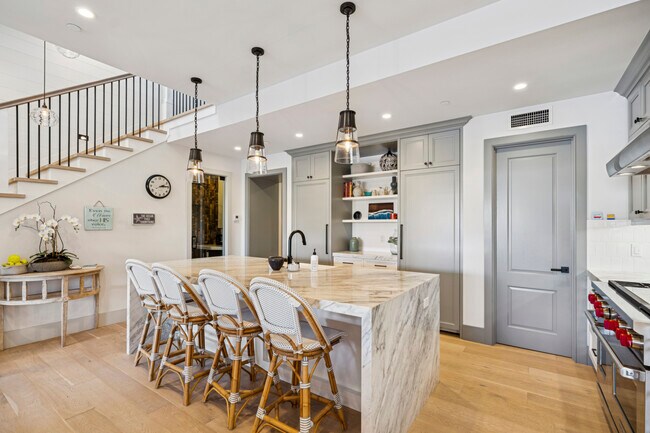 Building Photo - 503 L St