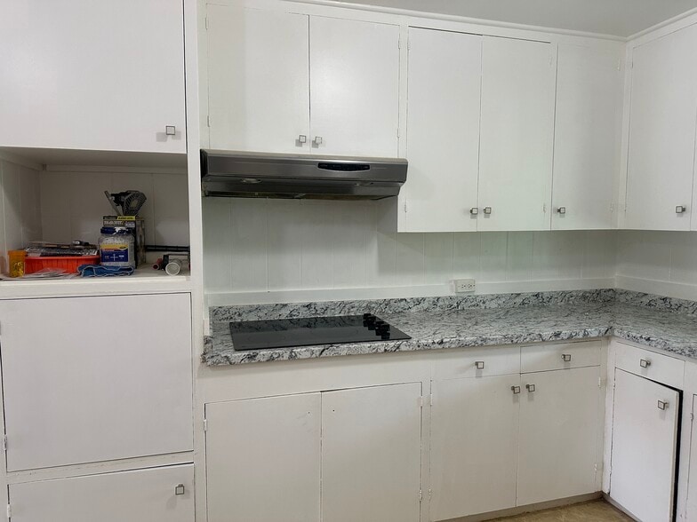 Kitchen - 1670 Pensacola St