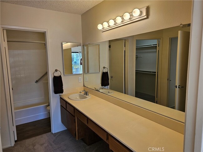 Building Photo - 25671 Le Parc Unit 9
