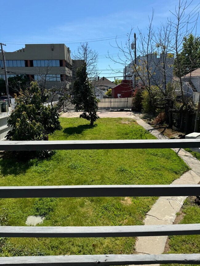 Building Photo - Remodeled 2bed/2bath HOME IN MIDTOWN! CENT...