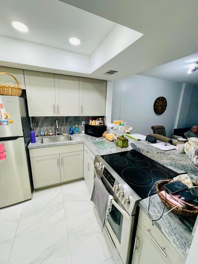 Building Photo - 1333 E Hallandale Beach Blvd