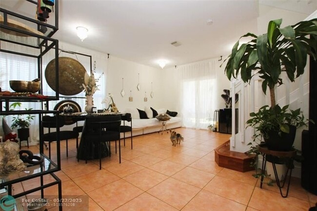 Building Photo - 1305 N 30th Ct