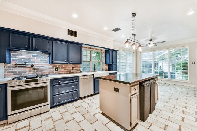 Building Photo - 2111 Riverside Dr