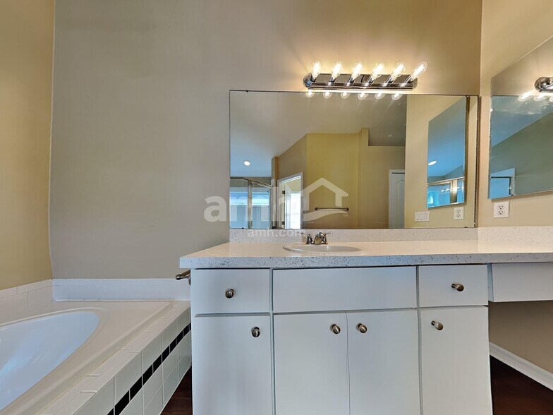 Building Photo - 1309 Lake Shore Ranch Dr