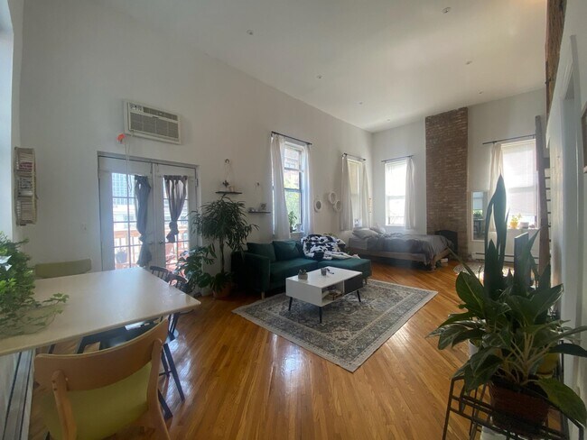 Building Photo - 174 Grand St