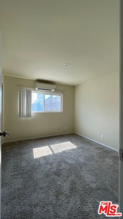 Building Photo - 545 S Manhattan Pl