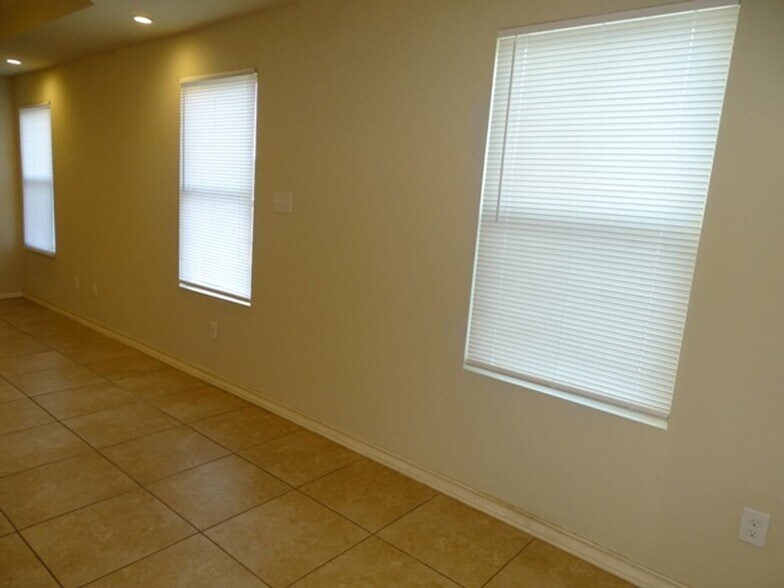 Building Photo - 7054 Lakeview Dr