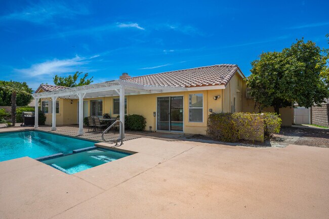 Building Photo - 44210 Mariposa Ct
