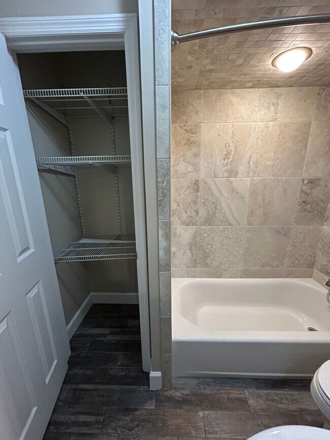 Building Photo - Charming 2 Bedroom/2.5 Bathroom home in Sandfly