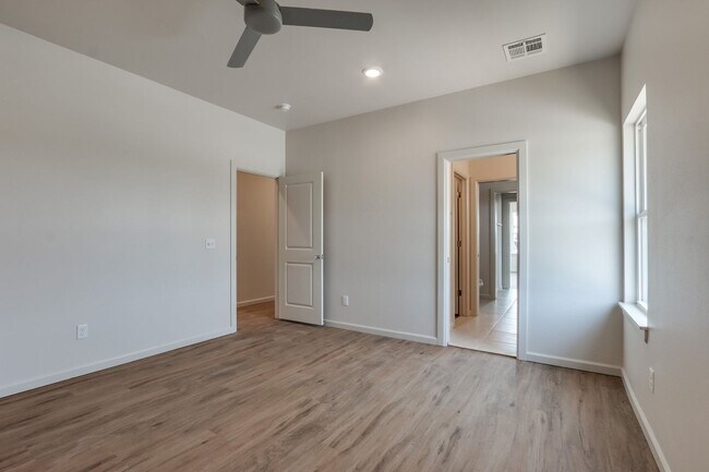 Building Photo - Urban living in Edmond