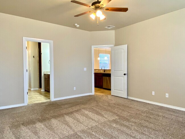 Building Photo - Beautiful 4 Bed, 2 Bath in Deer Creek Schools!