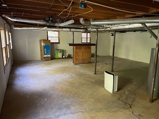 Building Photo - 1180 Robinhood Rd