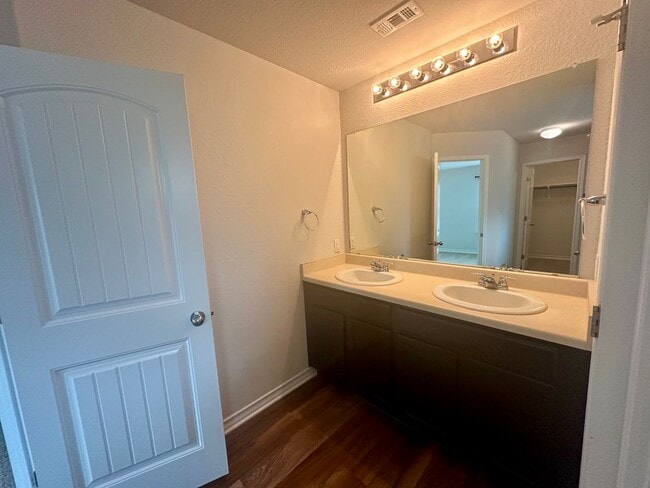 Building Photo - Fantastic Amenities ~ 4/2 Single Story w/ Refrigerator/Washer/Dryer Included ~