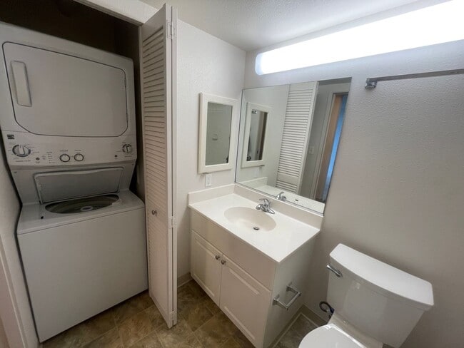 Building Photo - 1 Bed 1 Bath 1 Parking in 801 South! Water & Sewer included!