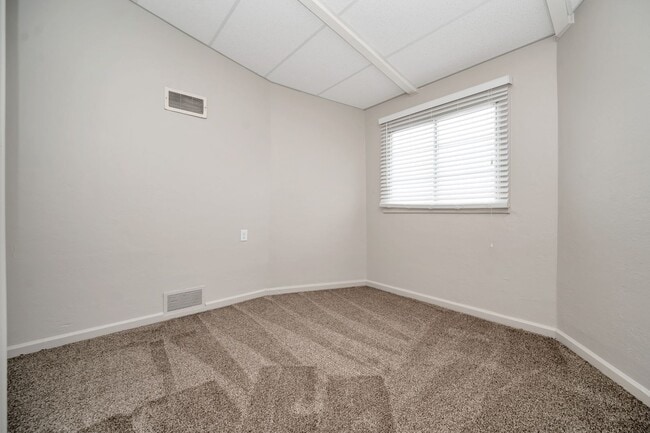 Building Photo - Beautiful Newly Renovated 3 Bed - 1 Bath Pet Friendly Home in Bountiful! Available NOW!