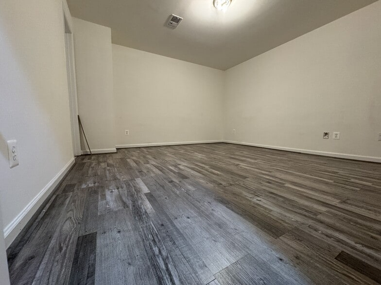 basement guest room - 336 Baish Dr SE