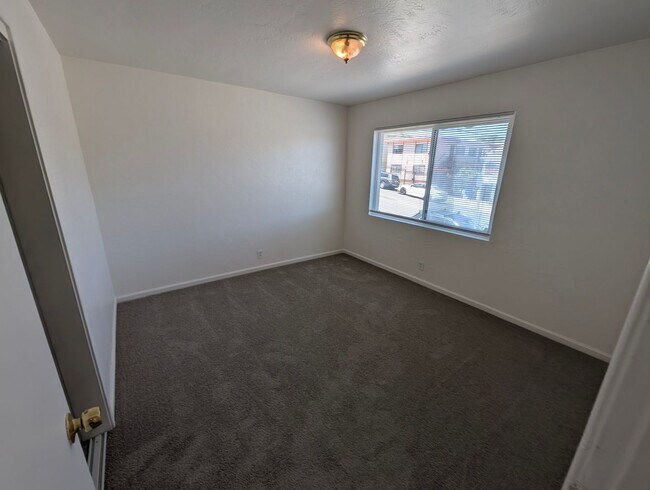 Building Photo - 2-Bedroom Walkup Near Highland Hospital