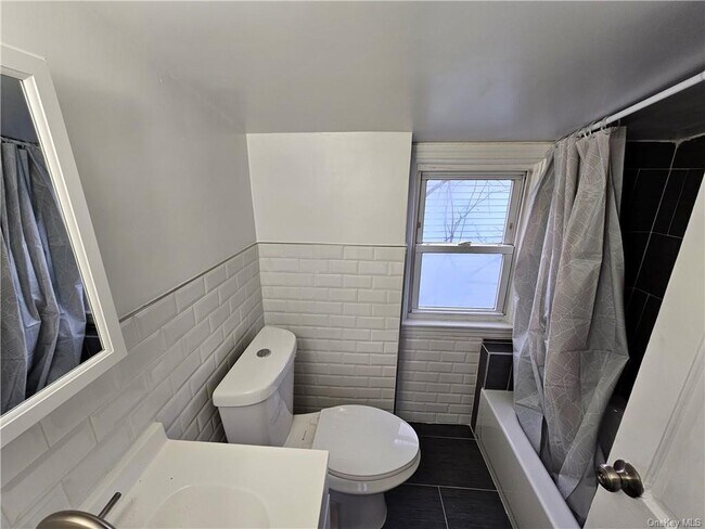 Building Photo - 182 Ashford Ave