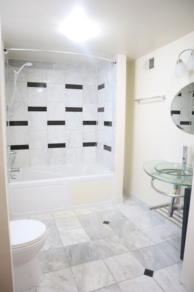 Building Photo - (Townhouse for Rent ) Simply Beautiful