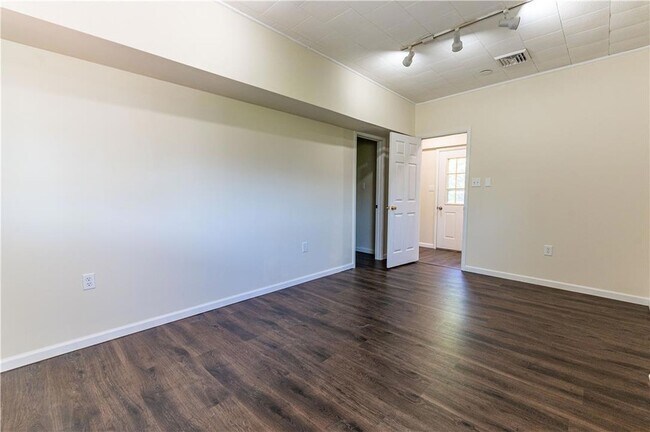 Building Photo - 6350 Robin Ln