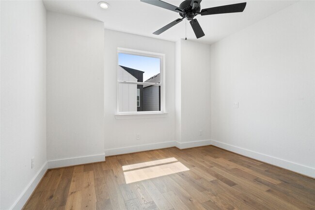 Building Photo - 1122 Hogan St