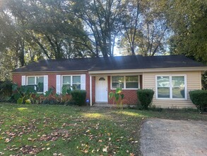 Building Photo - Forest Hills Cutie