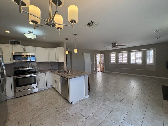 Building Photo - 2Bed/2Bath Townhouse in North Scottsdale! Ready for Immediate Move-In! -- 2 CAR GARAGE!