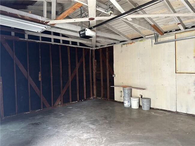 Building Photo - 4930 N Vincent Ave