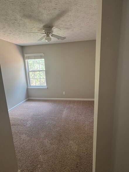 Building Photo - 2320 Lexington Ln