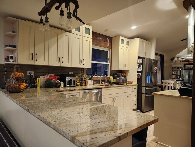 Building Photo - 301 Oakbrook Ct